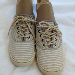 UGG Australian New Gray and White Eyan Espadrille Sneakers Size 8.5